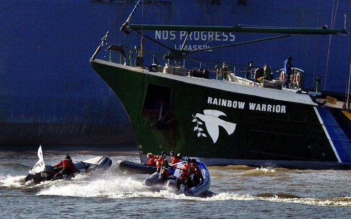 Het Openbaar Ministerie (OM) in Rotterdam heeft dinsdag de beslaglegging op twee schepen van Greenpeace opgeheven. Foto ANP