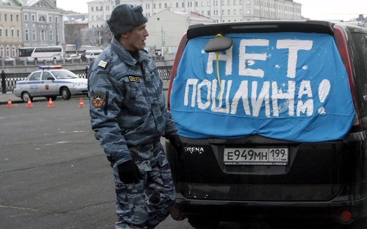 VLADIVOSTOK - In de Russische havenstad Vladivostok heeft de politie zondag op hardhandige wijze een eind gemaakt aan een protest-demonstratie tegen een aangekondigde verhoging van de importheffingen op auto’s. Foto: EPA