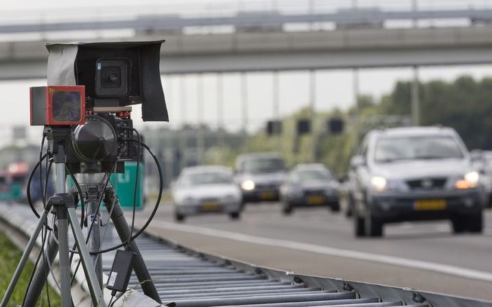 DEN HAAG – De oppositiepartijen SP, VVD en PVV verzetten zich tegen de verhoging van verkeersboetes met maximaal 7 euro voor de administratiekosten. De VVD–fractie vindt dat minister Ernst Hirsch Ballin van Justitie „gaat graaien bij zeer lichte verkeerso