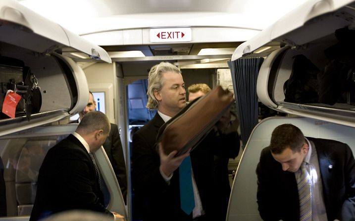 PVV-leider Wilders in het vliegtuig op weg naar Londen. Foto ANP