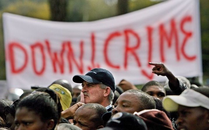 De criminaliteitscijfers liggen in Zuid Afrika al jaren extreem hoog. „De problematiek ligt voor een belangrijk deel in de sociaaleconomische omstandigheden van de mensen in de grote steden”, meent onderzoeker Johan Burger. Foto: demonstratie tegen geweld