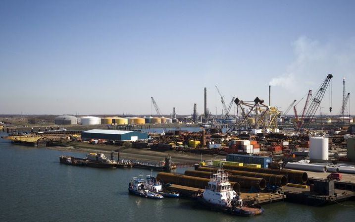 HAARLEM – Rijkswaterstaat Noord-Holland is zondag begonnen met een proef om de opleggers van vrachtwagens over water te transporteren. Volgens Rijkswaterstaat is goederenvervoer over water milieuvriendelijker dan over de weg. Foto ANP