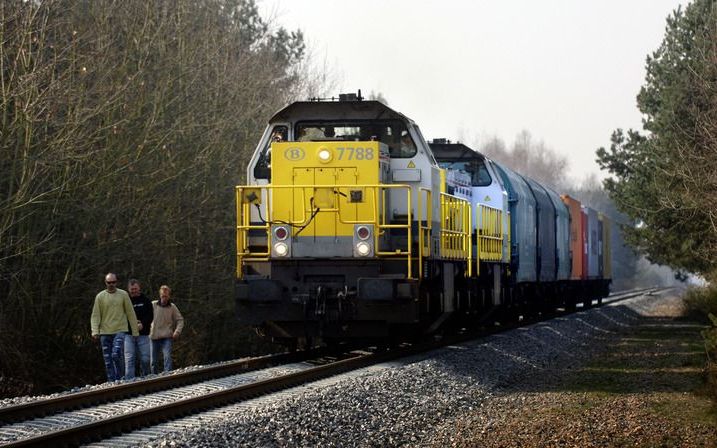 BUDEL - Een gedeelte van het historische tracé van de IJzeren Rijn werd in maart 2007 weer in gebruik genomen, nadat het vervoer jarenlang had stilgelegen. De eerste trein reed in België tussen Budel en Weert. Foto ANP