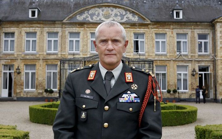 VALKENBURG - Bevelhebber der strijdkrachten Peter van Uhm staat woensdag voor het Chateau Sint Gerlach. De ministers van Defensie van acht landen met militairen in Afghanistan zijn woensdag en donderdag in Chateau Sint Gerlach, Valkenburg. Foto ANP