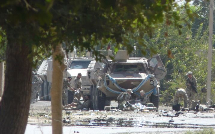 KUNDUZ – Bij een zelfmoordaanslag op Duitse militairen van de ISAF zijn zaterdag 5 kilometer ten noordoosten van de Afghaanse provinciehoofdstad Kunduz vier Duitsers lichtgewond geraakt. Foto EPA