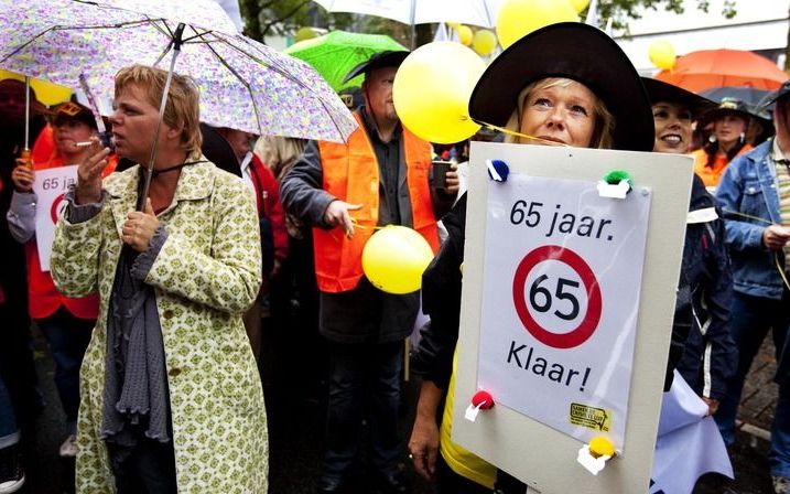 Demonstranten voeren actie op het Jaarbeursplein in Utrecht, in het kader van de FNV-actiedag tegen de plannen van het kabinet de AOW-leeftijd te verhogen van 65 naar 67 jaar.Foto ANP