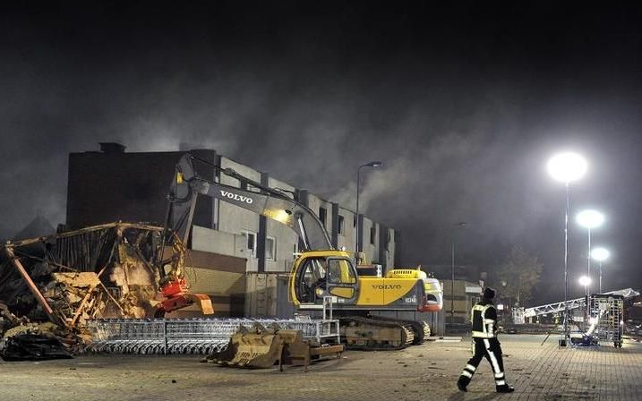 De gemeente Stein en de brandweer gaan een onderzoek instellen naar de voorschriften en de afgegeven vergunningen voor het door brand verwoeste winkelcentrum in Stein. Foto ANP