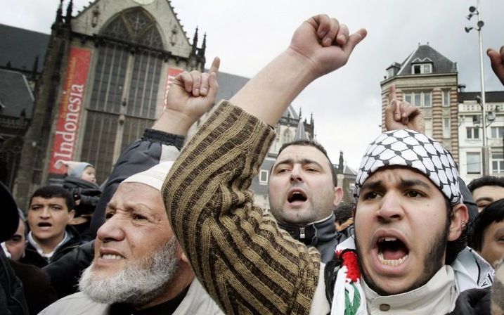 AMSTERDAM – Islamitische demonstranten protesteren op de Dam in Amsterdam tegen publicaties van spotprenten van de profeet Mohammed, die in 2006 veel stof deden opwaaien. De cartoonaffaire was tekenend voor de heftigheid van het debat over de islam in het