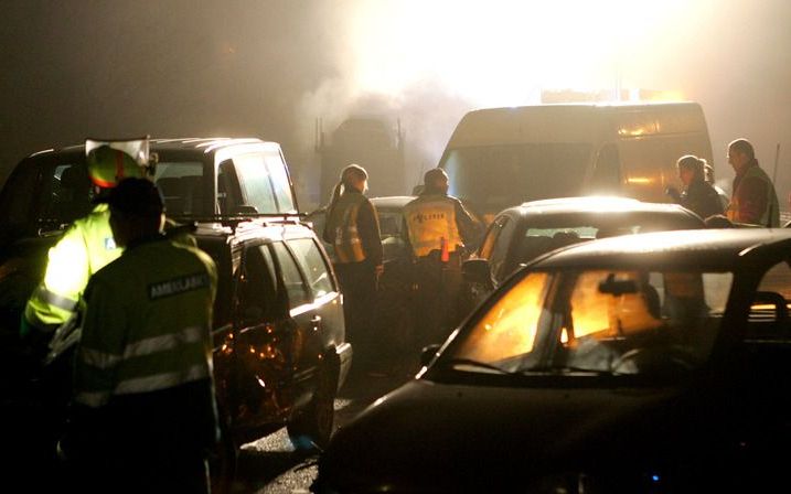 De A15, Ridderkerk richting Europoort, is maandagochtend omstreeks zeven uur ter hoogte van Rozenburg afgesloten na een kettingbotsing. Foto ANP