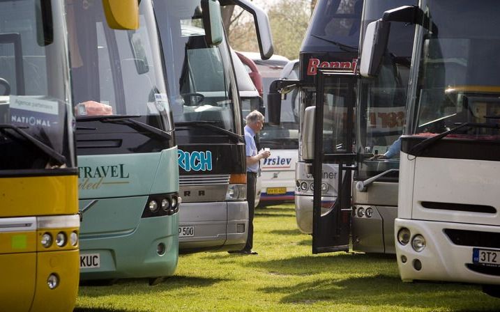 NIJMEGEN – Openbaar vervoerbedrijven maken in het stads–en streekvervoer volgens FNV Bondgenoten steeds vaker gebruik van touringcarchauffeurs. Die vallen onder een andere cao en mogen langer achter het stuur zitten. Zij zijn daardoor goedkoper. Foto ANP