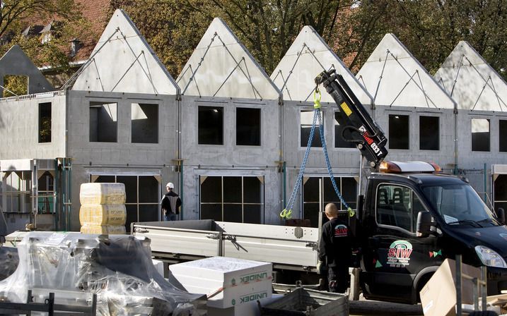 DEN HAAG – Minister Van der Laan (Wonen) heeft voor 164 miljoen euro subsidie toegekend aan gemeenten voor de bouw van ruim 23.000 koop- en duurdere huurwoningen. Foto ANP