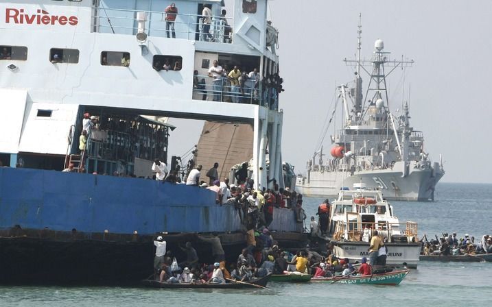 Honderden Haïtianen proberen per boot de stad te ontvluchten. De haven van Port-au-Prince is weer toegankelijk voor schepen die noodgoederen brengen.