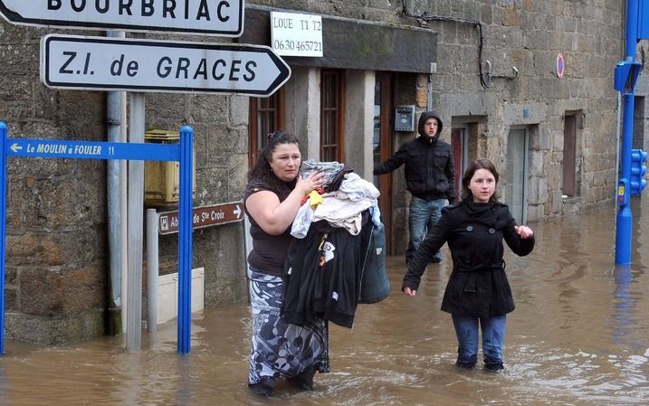 Bewoners in de Franse plaats Guincamp evacueren vanwege de overstroming. De kustregio's Vendee en Charente Maritime werden het zwaarst getroffen. Foto EPA