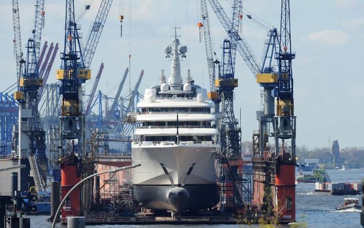 De Eclipse, het privéjacht van de Russische miljardair Roman Abramovich lag donderdag in de haven van Hamburg. Het schip is 170 meter lang en beschikt onder meer over een heliplatform, een mini-onderzeeboot en een luxe spa. Het zou het grootste jacht ter 