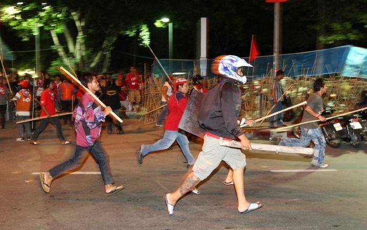 Thaise oppositie raakten donderdag slaags met aanhangers van de regering na een reeks granaataanvallen in Bangkok. Foto EPA