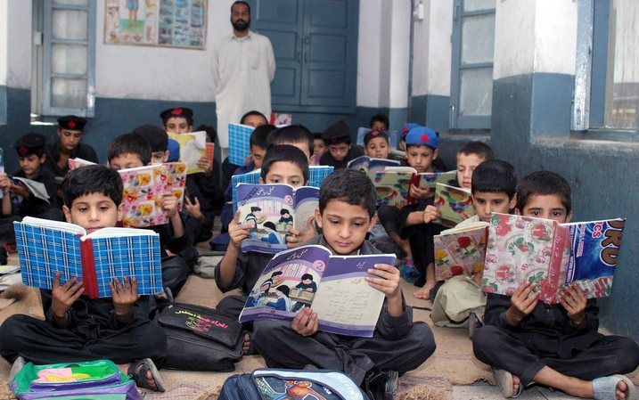 Een groep militante moslims heeft maandag in het noordwesten van Pakistan tussen de tweehonderd en 250 kinderen in een school in gijzeling genomen. Foto EPA