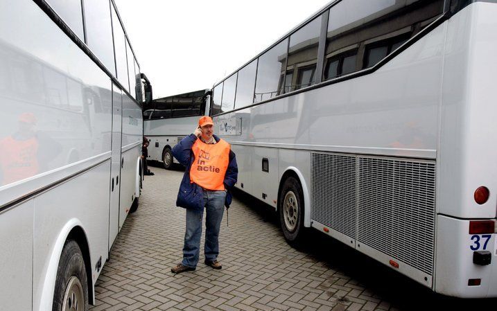 Volgens het ministerie van Verkeer en Waterstaat mogen 20-jarigen straks op ritten in Nederland een touringcar besturen. De minimumleeftijd zakt zelfs naar 18 jaar voor lege touringcars binnen Nederland. Foto ANP