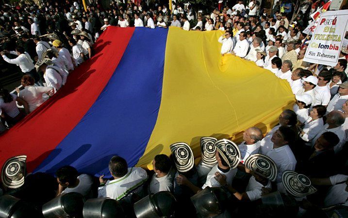 LIMA - Colombianen demonstreren zaterdag in Lima tegen de FARC. Foto EPA