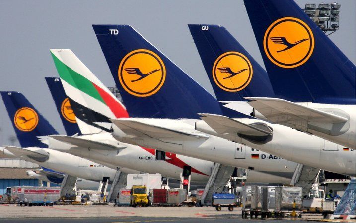 FRANKFURT - Vliegtuigens van de Duitse luchtvaartmaatschappij Lufthansa. Het loonakkoord dat de maatschappij begin deze maand afsloot met het grond- en cabinepersoneel is definitief goedgekeurd. Foto EPA