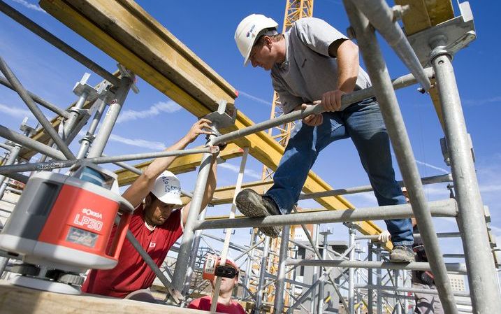 DEN HAAG - De bouwsector krijgt harde klappen als gevolg van de internationale kredietcrisis. Tot 2010 daalt de productie in de sector met 10 procent. Dat meldde directeur Taco van Hoek van het Economisch Instituut voor de Bouwnijverheid (EIB) maandagmorg