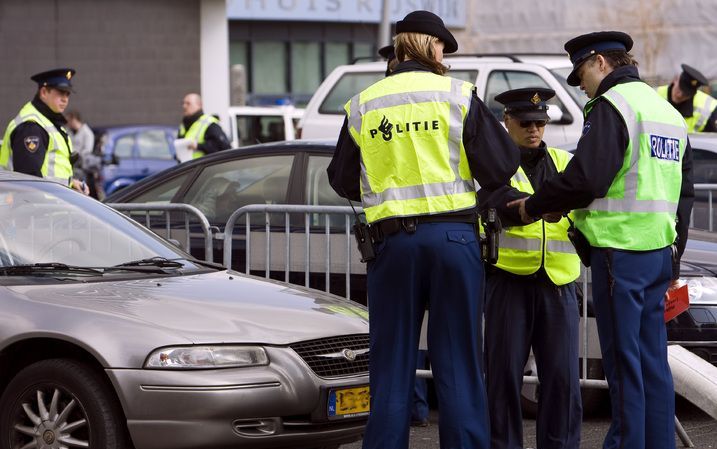 Driekwart van de ambtenaren is blij met een baan bij de overheid tijdens de huidige economische crisis. Bijna 70 procent denkt dit jaar zijn huidige baan niet te verliezen. Bij werknemers in het bedrijfsleven is dat 47 procent. Dat blijkt uit een donderda