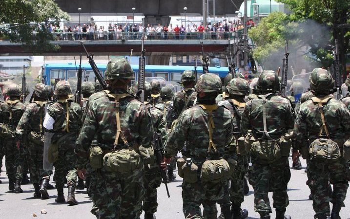 BANGKOK - Thaise militairen schieten in de lucht om demonstranten uiteen te jagen. Foto EPA