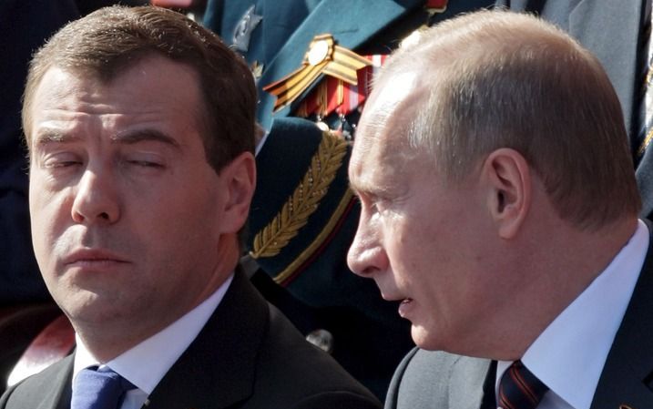 MOSKOU - „Is de wijziging in het energiebeleid door president Medvedev (l.) misschien een signaal van een langverwachte wending van een doctrinaire naar een realistische houding in Rusland?” Rechts premier Poetin. Foto EPA