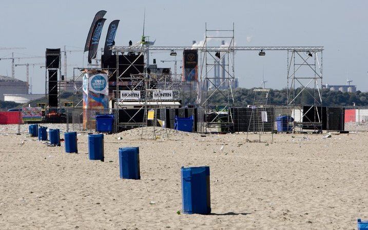 HOEK VAN HOLLAND – Op de internetsite YouTube zijn filmpjes geplaatst van een schietpartij op het strand van Hoek van Holland zaterdagavond laat. Op de donkere beelden is te zien dat de massa mensen plots naar rechts beweegt als de politie ingrijpt. Daarn