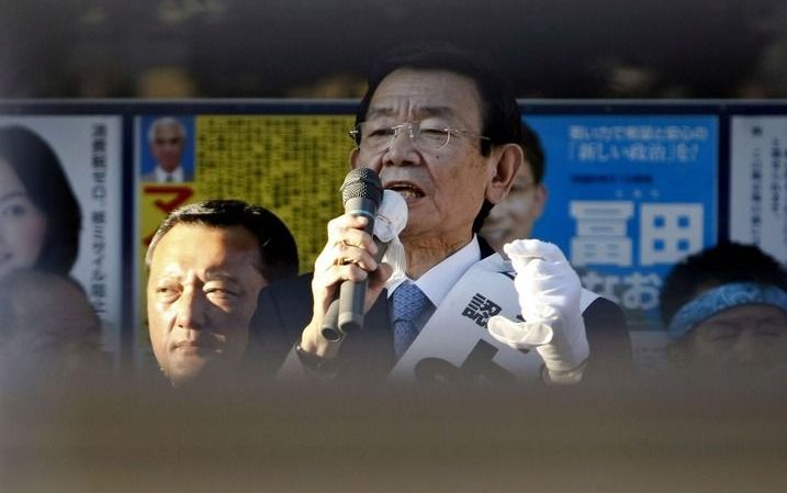 TOKIO - De Japanse minister van Financien en kandidaat voor de LDP op verkiezingstoernee in Tokio. Foto EPA