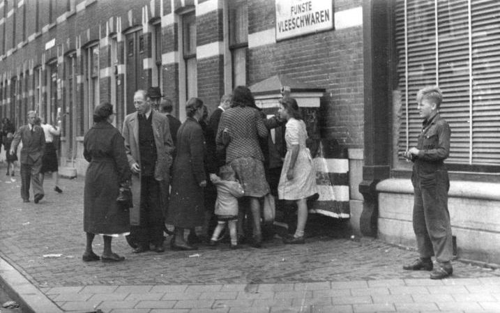 AMSTERDAM – Mensen op zoek naar informatie op Dolle Dinsdag, de dag van de vermeende overgave van Duitsland aan het eind van de Tweede Wereldoorlog, 5 september 1944. Foto Spaarnestad