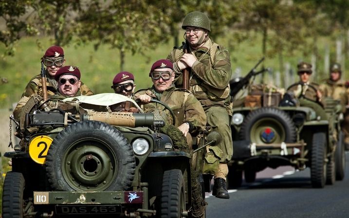 RENKUM/DRIEL – Oude legervoertuigen reden zaterdag tijdens de herdenking van Market Garden van Renkum naar de John Frostbrug in Arnhem. Foto ANP