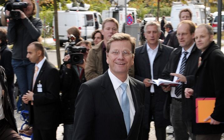 Guido Westerwelle van de liberale FDP komt aan in Berlijn voor coalitieonderhandelingen. Foto EPA