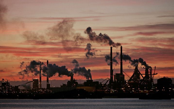 BRUSSEL – De Europese Unie ligt op schema om de CO2–beperking door het Kyotoverdrag te halen. Volgens de nieuwste schattingen stoten in 2012 de westelijke EU–landen 8 procent minder broeikasgas CO2 uit dan in 1990, de oostelijke landen 6 á 8 procent. EU–c