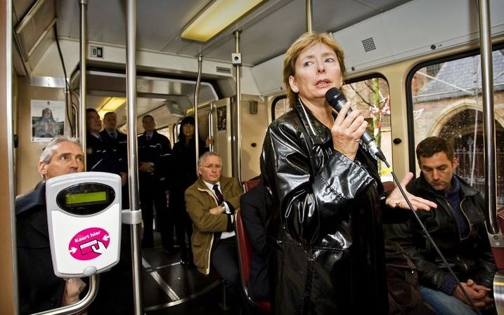 Minister Ter Horst geeft in Den Haag het startsein voor een nieuwe campagne die agressie tegen mensen in de publieke dienstverlening moet tegengaan. Foto ANP