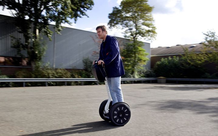 Gemotoriseerde steppen, beter bekend als de Segways, mogen toch de weg op zonder kenteken. Foto ANP