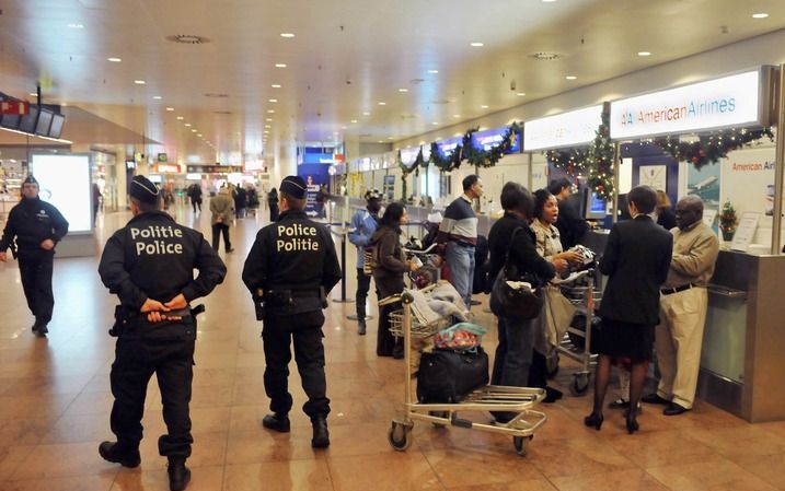 Agenten patrouilleren op Brussels Airport. Foto EPA