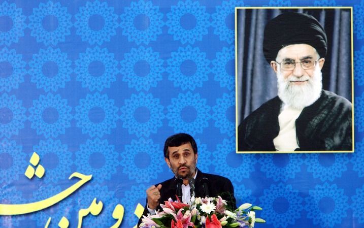 Ahmadinejad maandag tijdens een toespraak in Teheran over de verworvenheden van de Islamitische Revolutie. Hij maakte daarin ook melding van het voornemen van Iran om activiteiten te beginnen om uranium tot 20 procent te verrijken. Foto EPA