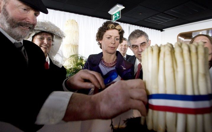 De opening van het nationale aspergeseizoen vindt donderdag in aanwezigheid van minister Verburg van Landbouw, Natuur en Voedselkwaliteit plaats in de Euromast in Rotterdam. Minister Verburg doet de openingshandeling doormiddel van het steken van de asper