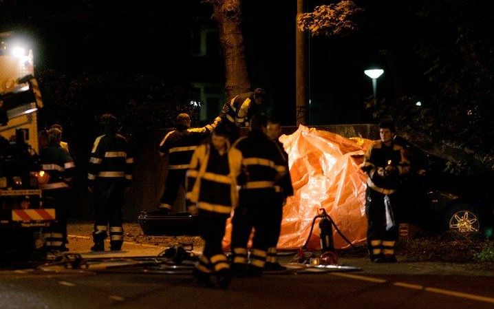 MAASTRICHT (ANP) – Door een verkeersongeval op het Oranjeplein in Maastricht zijn zaterdagochtend vroeg drie mannen om het leven gekomen. De politie vermoedt dat twee auto’s met elkaar aan het racen waren.