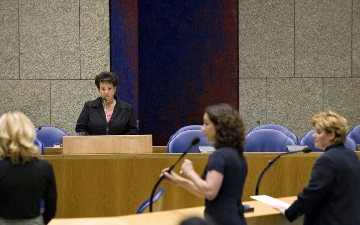 Staatssecretaris Dijksma van Onderwijs beantwoordt vragen over de kinderopvang. Foto ANP