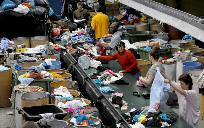 Kleding sorteren bij Ple4 in Oud Gastel. Foto's Erald van der Aa