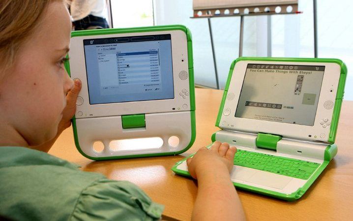 Een laptop van het project: Een Laptop Per Kind (OLPC). Op het eiland Niue is dat streven gelukt. Foto EPA