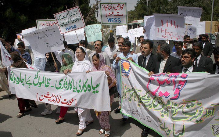 Medewerkers van de Aurat Foundation, een stichting in Pakistan die de belangen van vrouwen behartigt, demonstreerden vorige week in de straten van Quetta tegen de gruwelijke moord op vijf vrouwen in de provincie Baluchistan. De vijf werden levend begraven