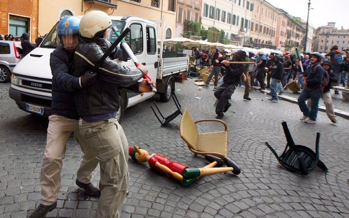 ROME - Italiaanse studenten in gevecht tijdens een demonstratie tegen de onderwijshervormingen die de rechten van de student te zeer zouden aantasten. Foto EPA