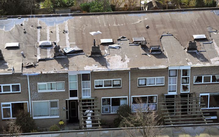 In de Schakelweg in Hoogvliet is vrijdag het dak van meerdere woningen afgewaaid.