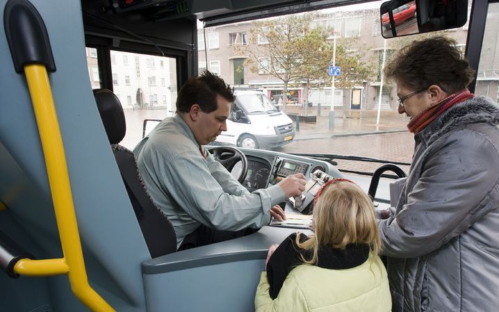 Alle ogen zijn donderdag gericht op de Rotterdam. De RET schaft als eerste vervoerder in Nederland de strippenkaart. Reizigers kunnen dan alleen nog met de ov–chipkaart reizen. Foto ANP