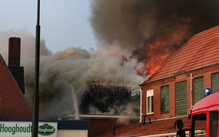 De brand, die donderdagmorgen begon in een van de winkels, sloeg over naar bovengelegen woningen. Deze gingen totaal verloren. Ook twee panden aan de achterzijde van het complex, waar onder meer een praktijk voor fysiotherapie is gevestigd, zijn zeer zwaa