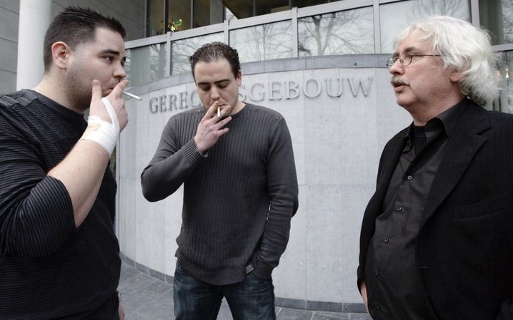 GRONINGEN - De uitbaters van De Kachel roken een sigaretje voor de rechtbank in Groningen. Foto ANP