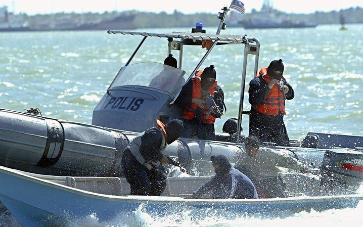 De vijf Somaliërs die ervan worden verdacht dat zij hebben geprobeerd een Antilliaans schip te kapen, blijven nog zeker drie maanden vastzitten. Foto EPA