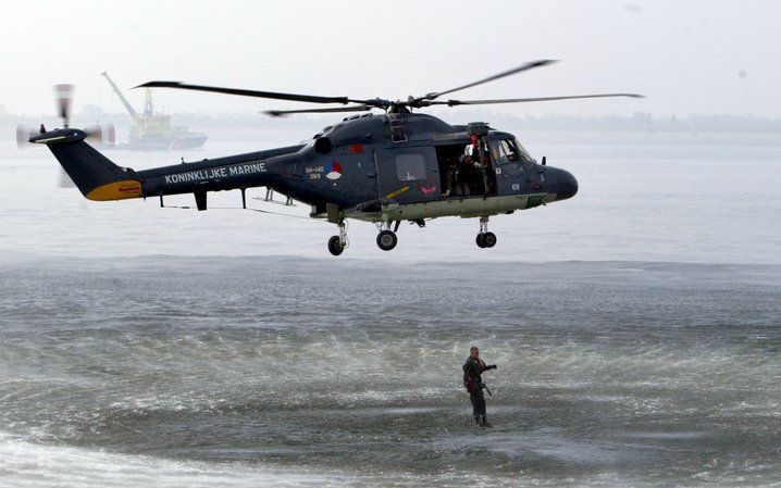 DEN HELDER - Een gewonde Poolse opvarende van de Urker kotter UK-1 Albert is maandagochtend met een marinehelikopter van boord gehaald. Foto ANP